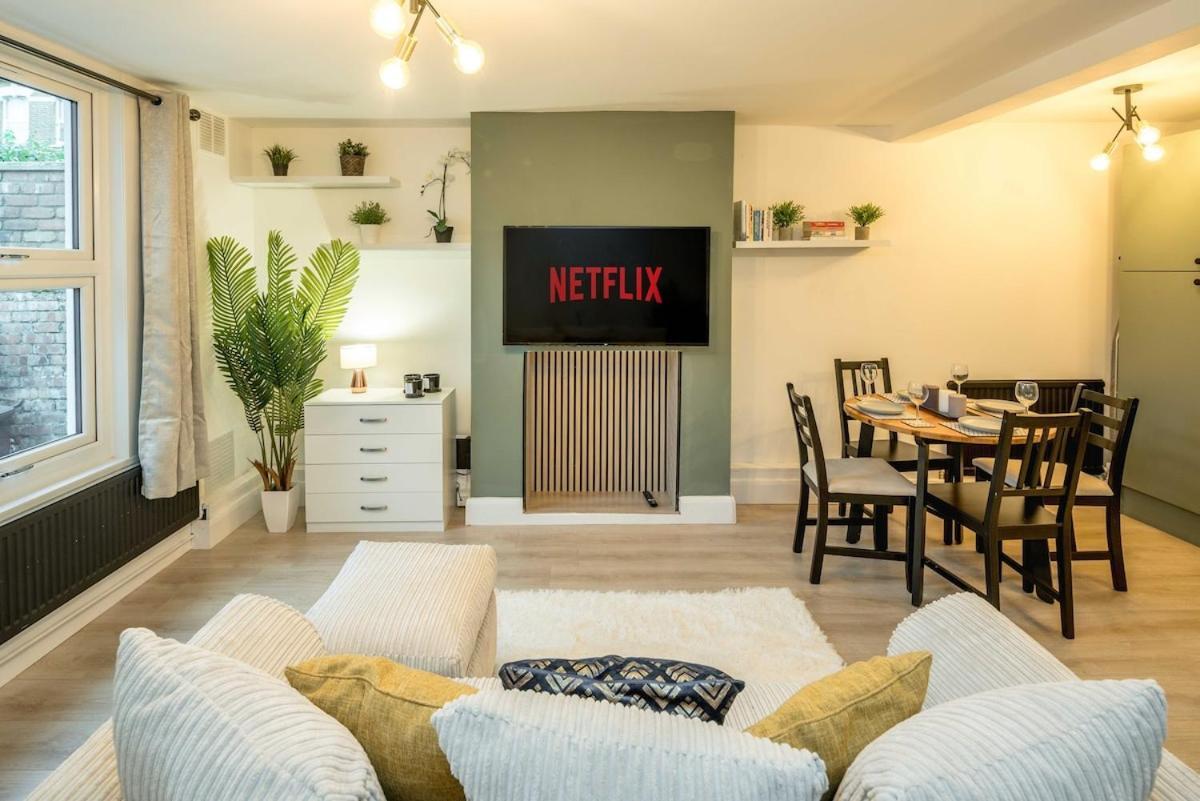 Stunning 1 Bed Luxury Garden Appartamento *